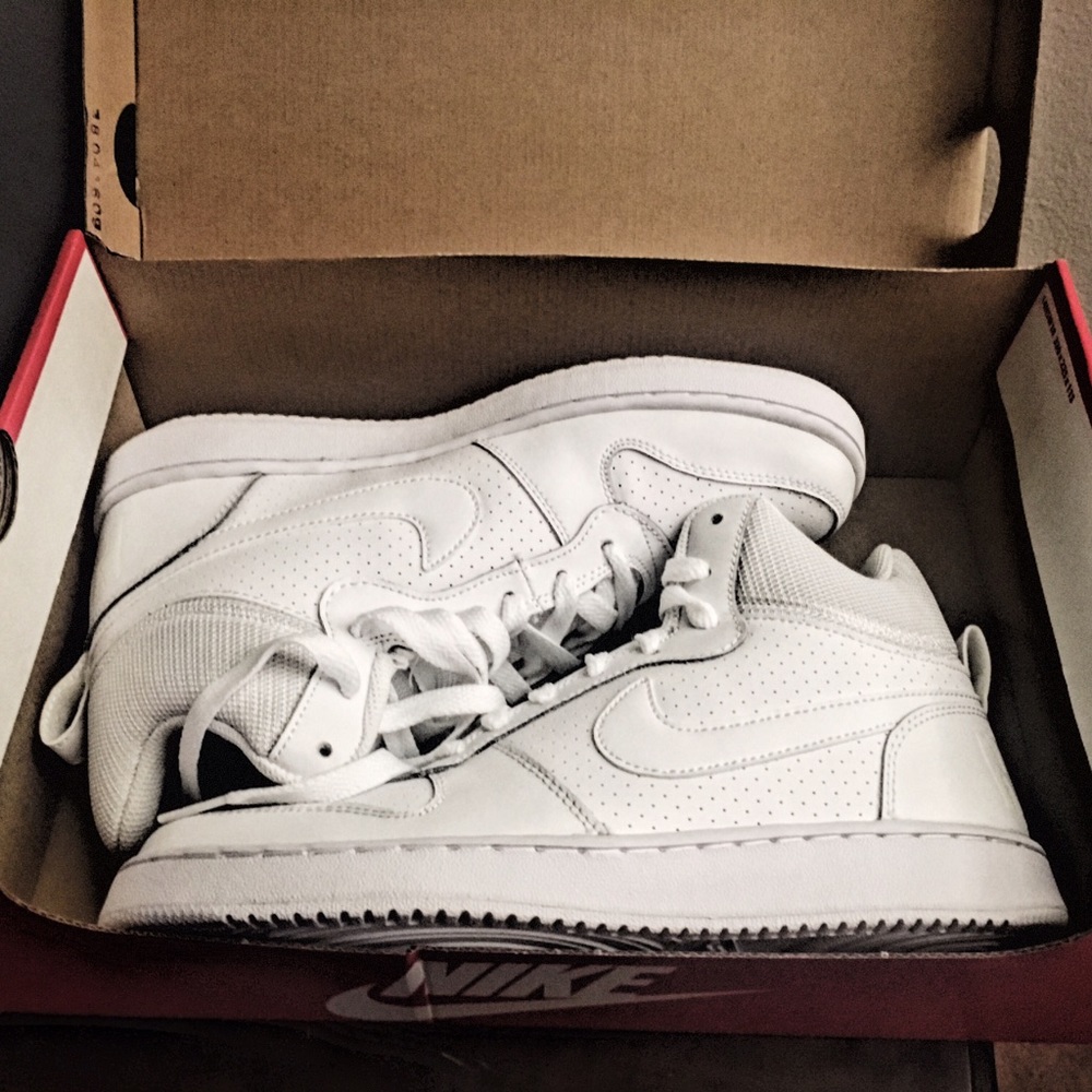 New Nike Court Borough Mid