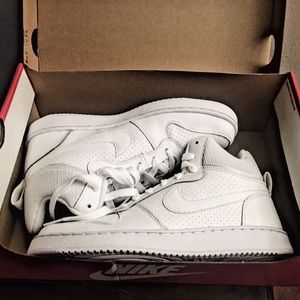 New Nike Court Borough Mid