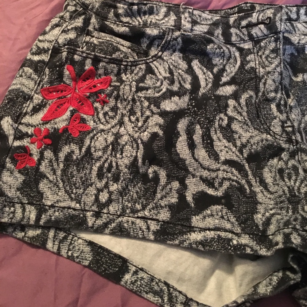 EMBROIDER SHORTS