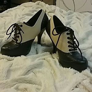 Pin Up Couture oxford style heel