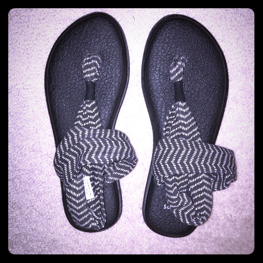 LIKE NEW Sanuk yoga Sandals, size 8.