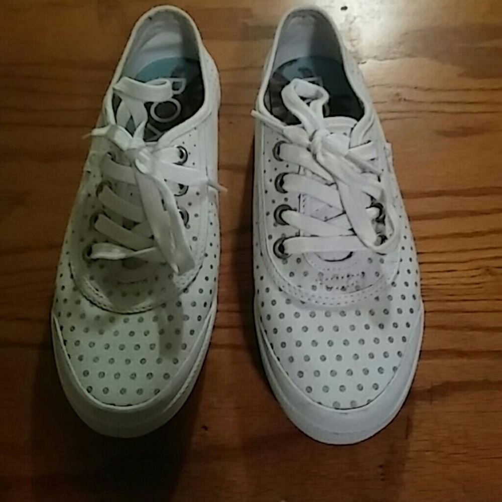 Roxy white tennis shoes NEVER WORN