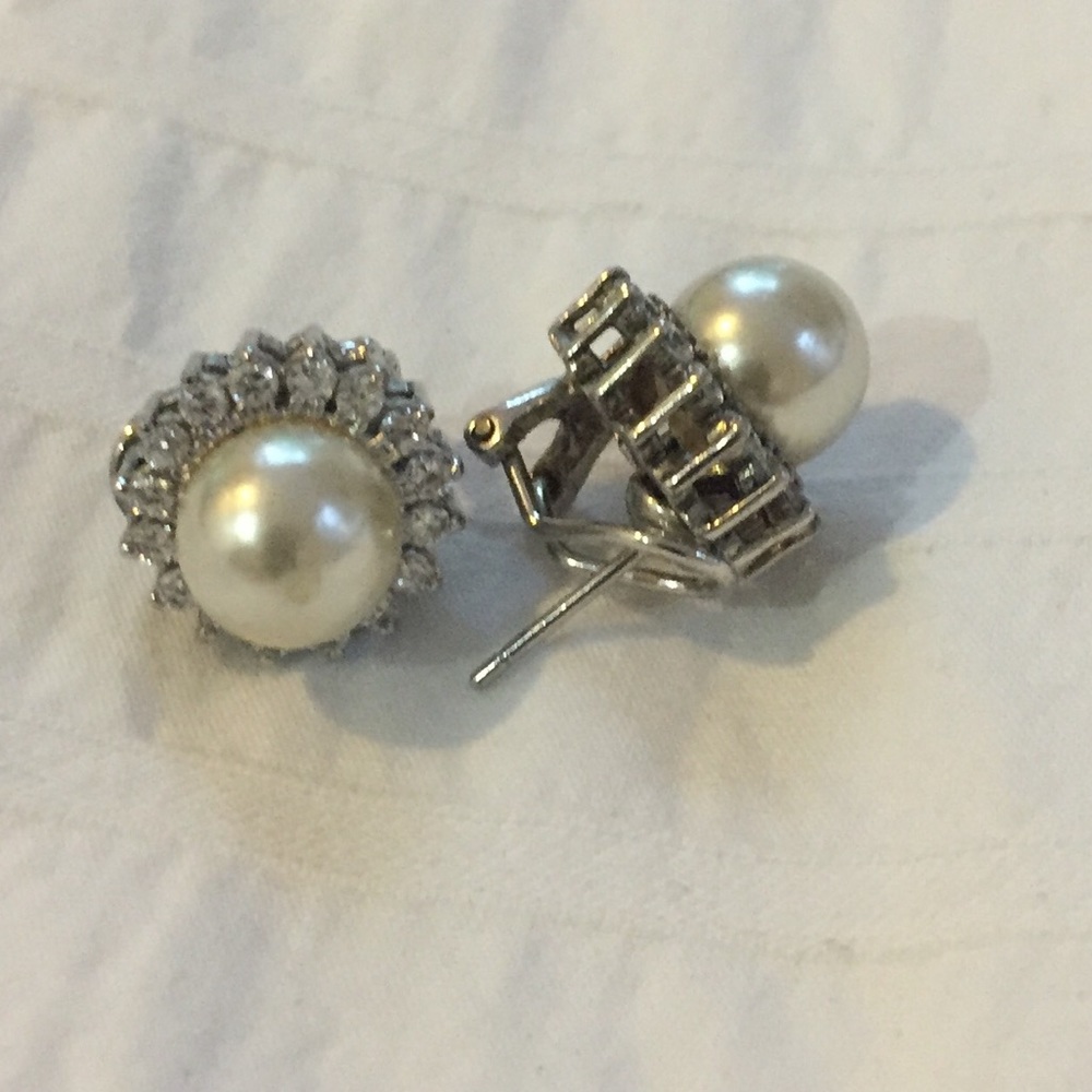 Beautiful Pearl and Diamond Fashion Earrings