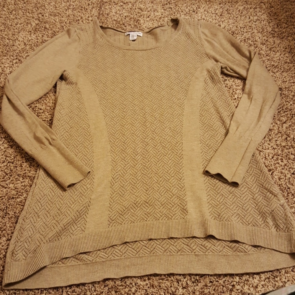 Cute cut-out long-sleeve shirt.