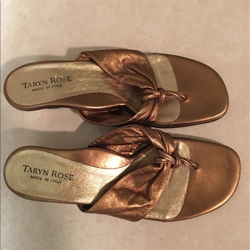 Taryn Rose - size 6 bronze metallic thong sandal