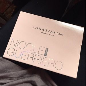 Anastasia Beverley hills Nicole Guerriero ✨