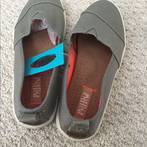 Women's canvas shoes size 6