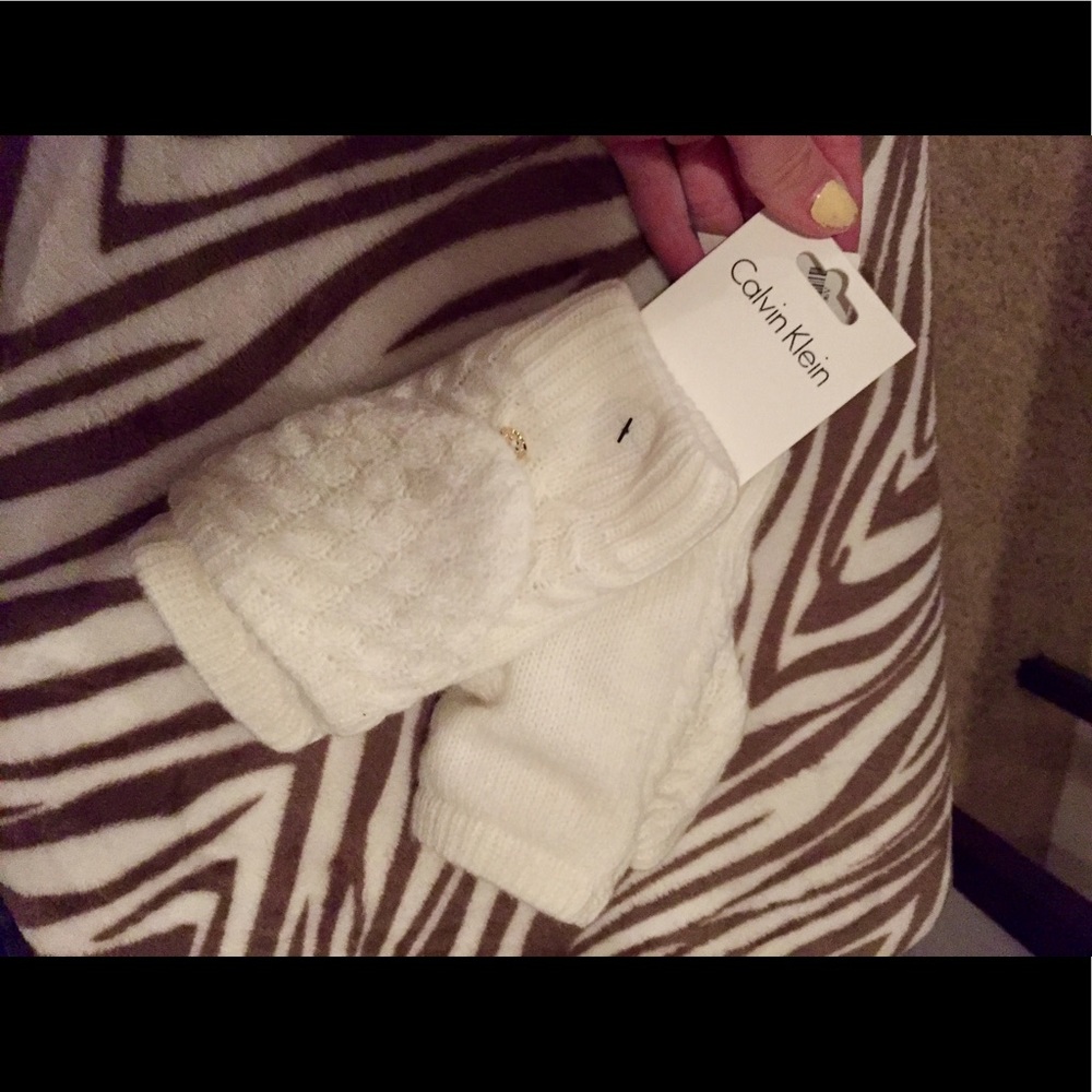 NWT Calvin Klein mittens