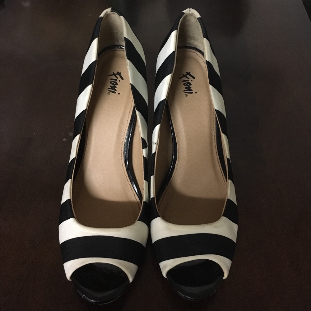Striped peep toe pumps