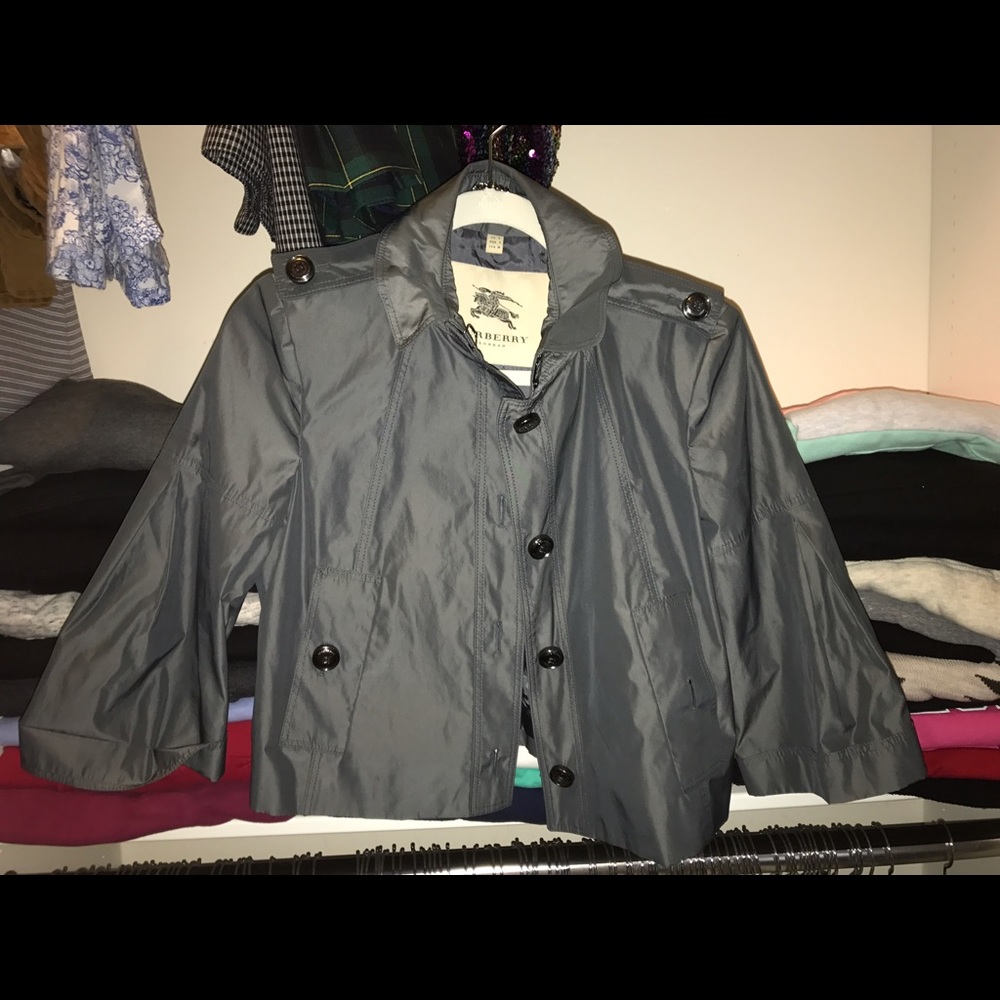 Burberry silver cropped coat w mid length sleeves