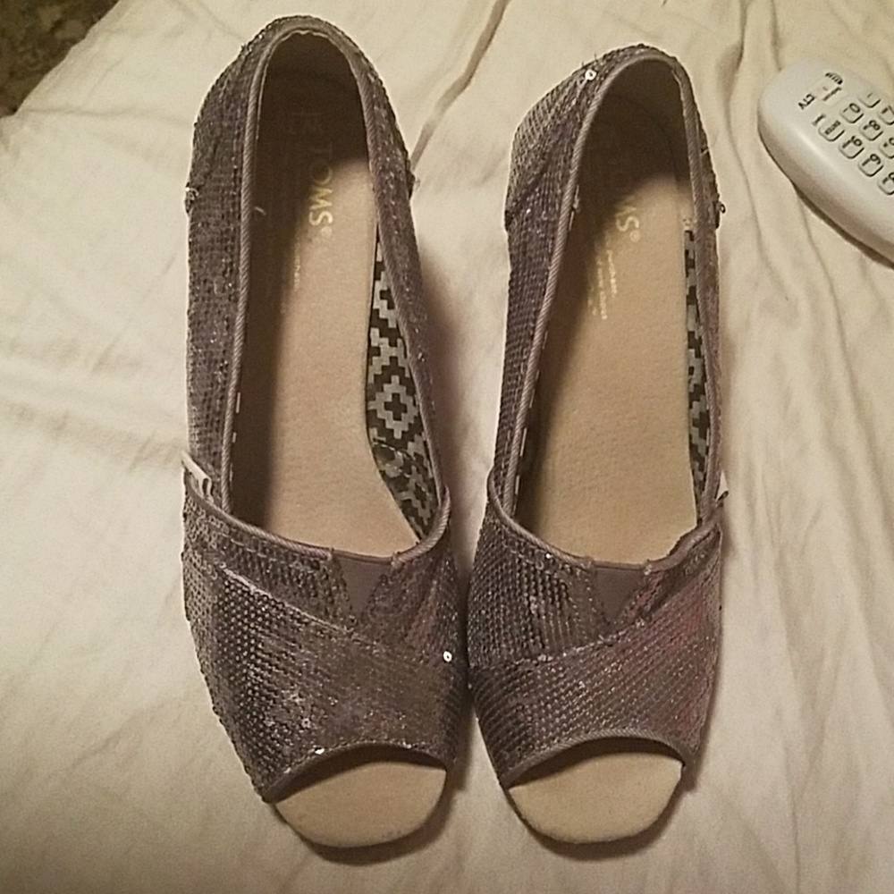 Tom's peep toe wedges