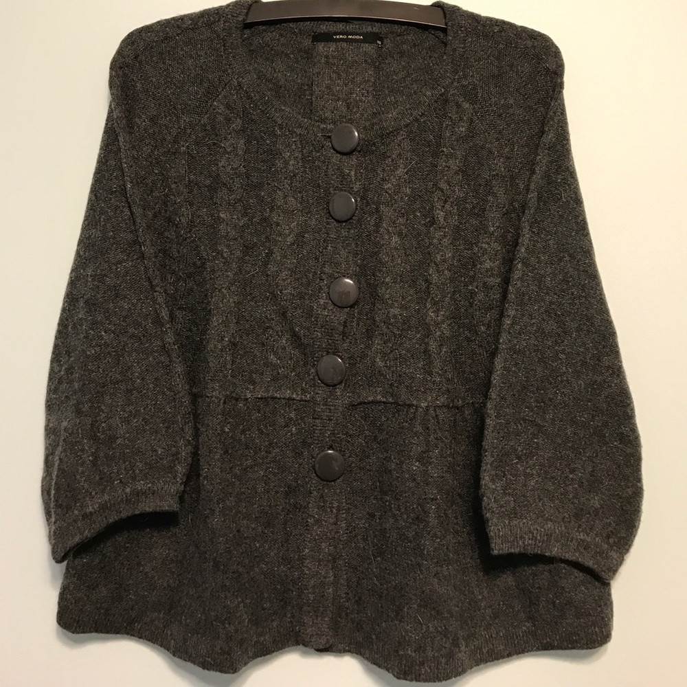 Vero moda O-neck knit gray cardigan.
