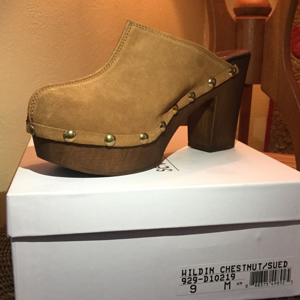 Seven Dials Wildin Clog in Chestnut Suede