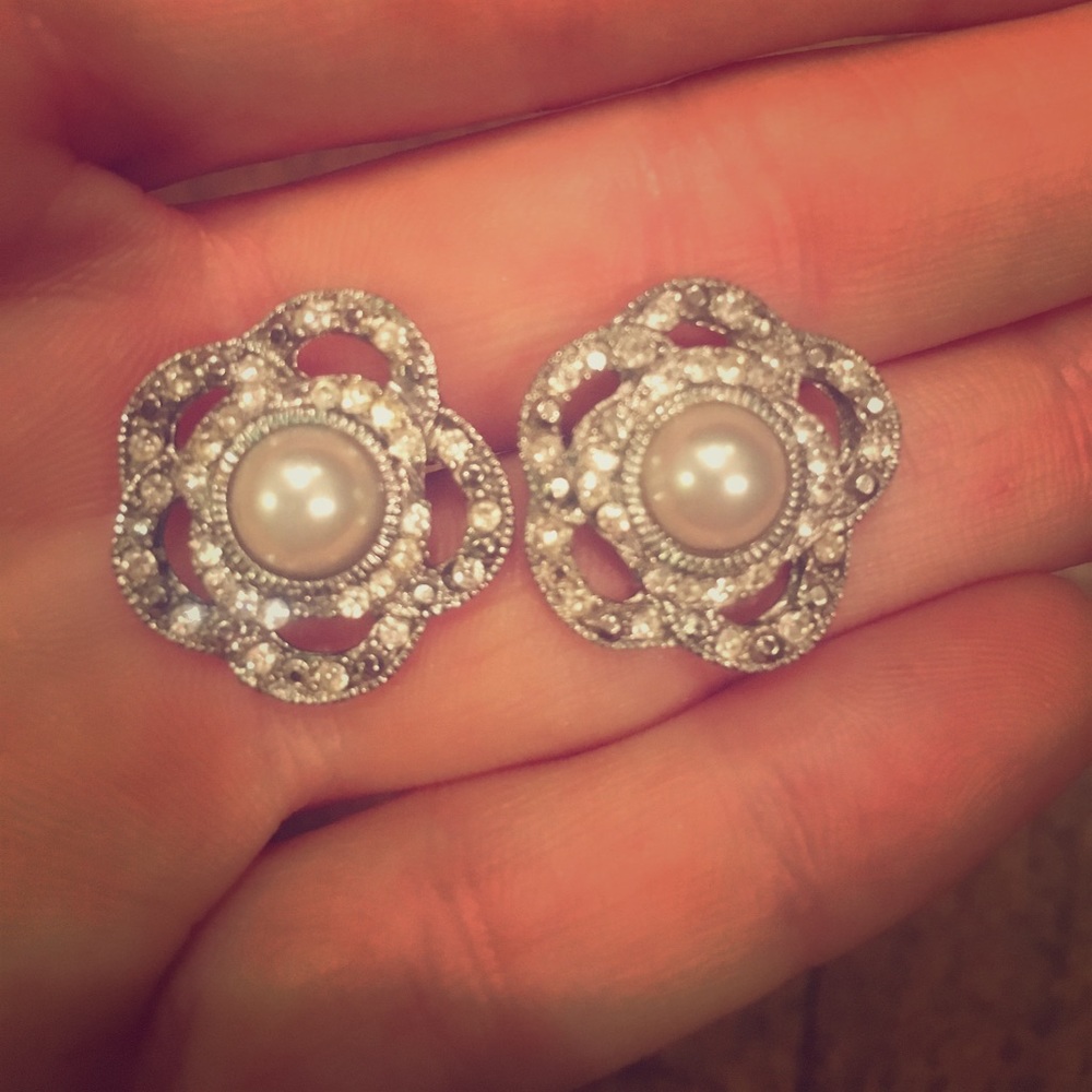 Sparkly flowery stud earrings with pearl