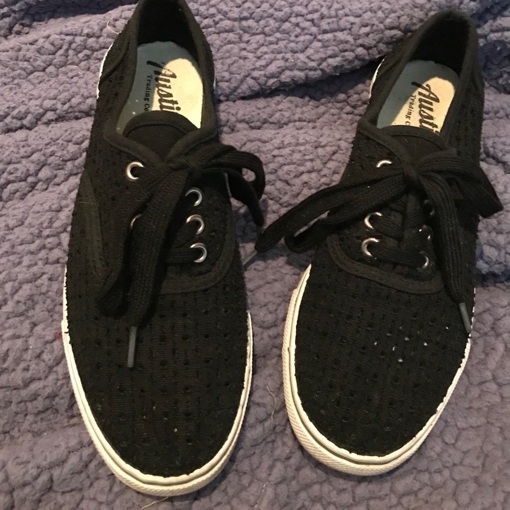 Black eyelet look 7.5 size