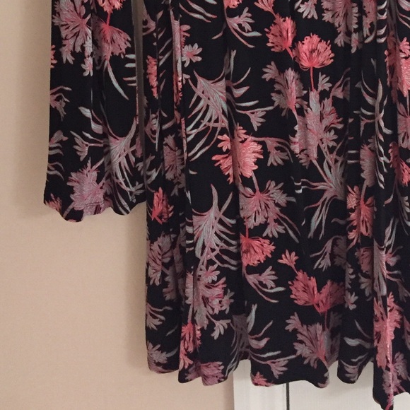 EXPRESS FLIRTY FLORAL DRESS - Picture 7 of 8