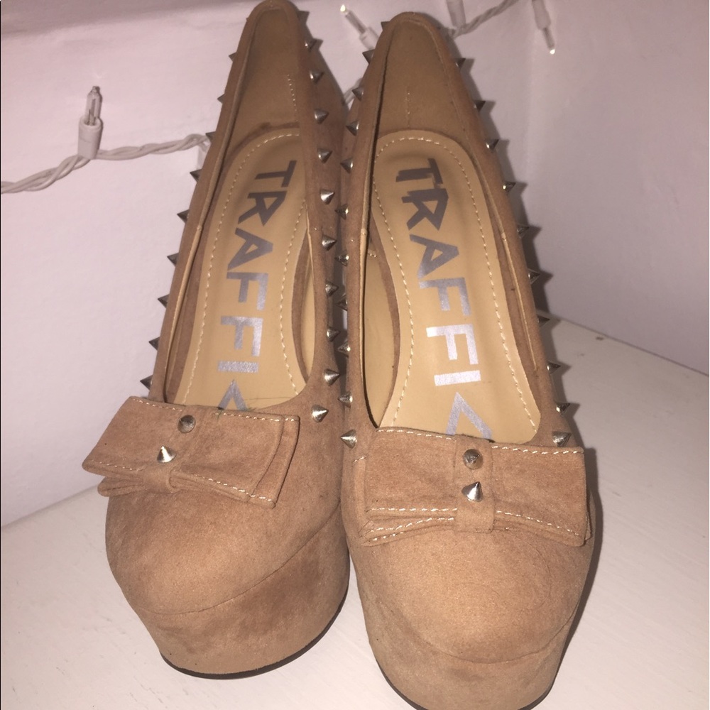 Wedge platform heals with spikes