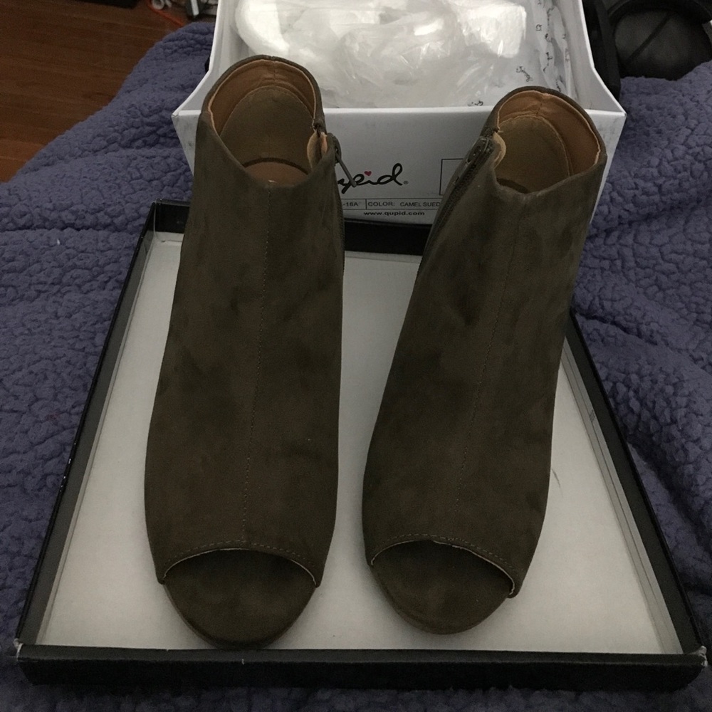Like New Olive Booties size 8