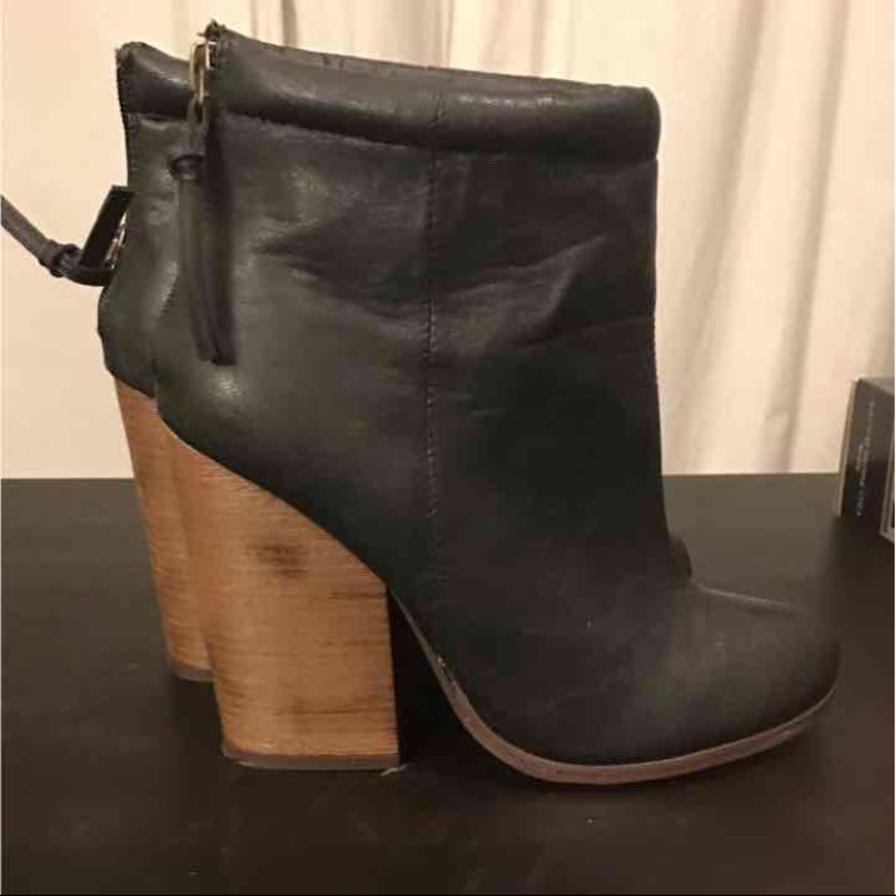 Jeffrey Campbell alike