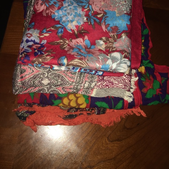 Bundle of 4 scarves - Picture 2 of 2