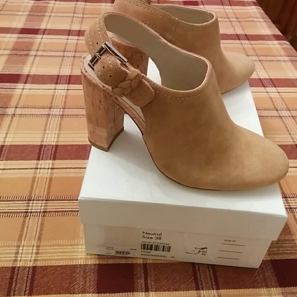 🆕 Karen Millen neutral suede shoes