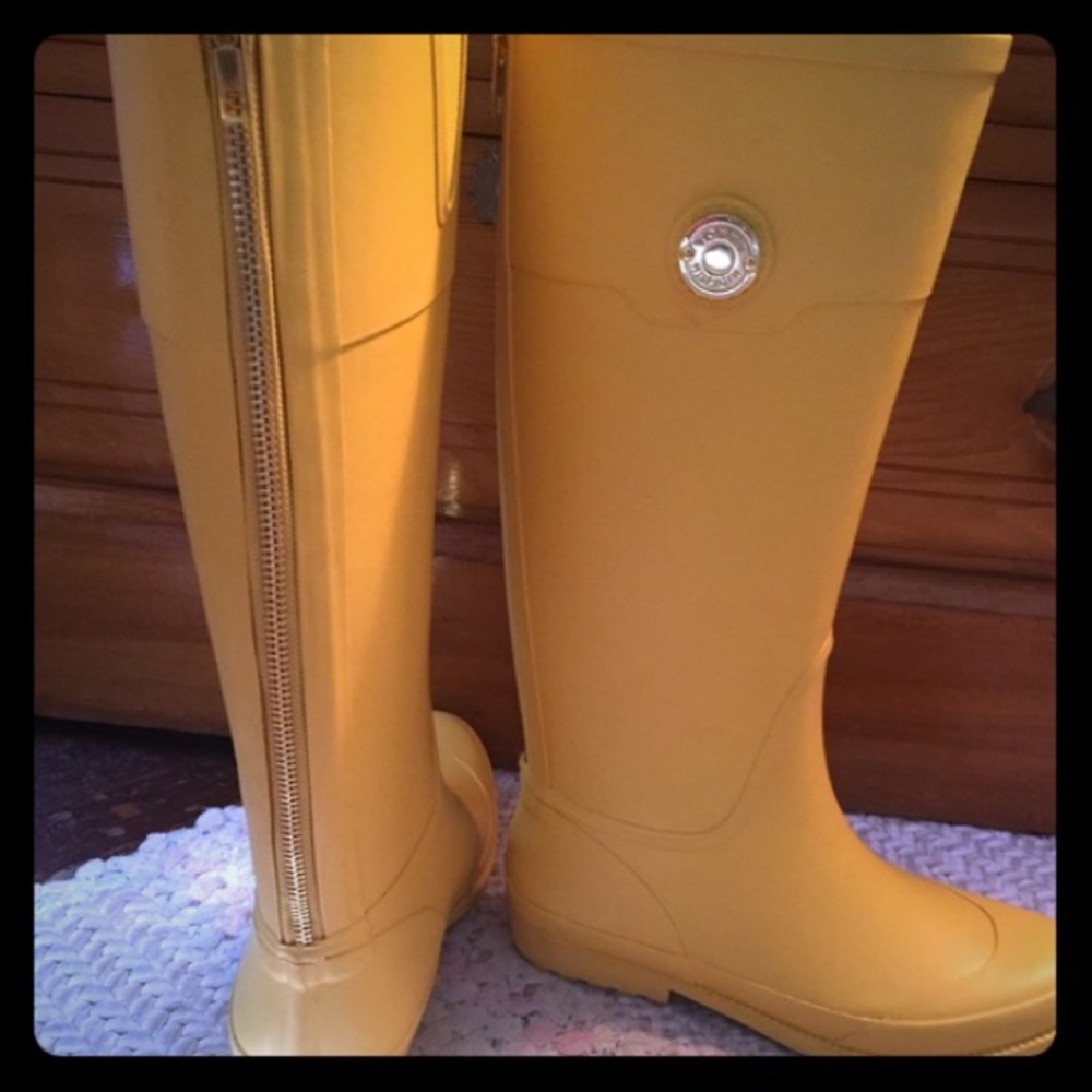 🔥MAKE AN OFFER🔥 Yellow Rain boots size 8