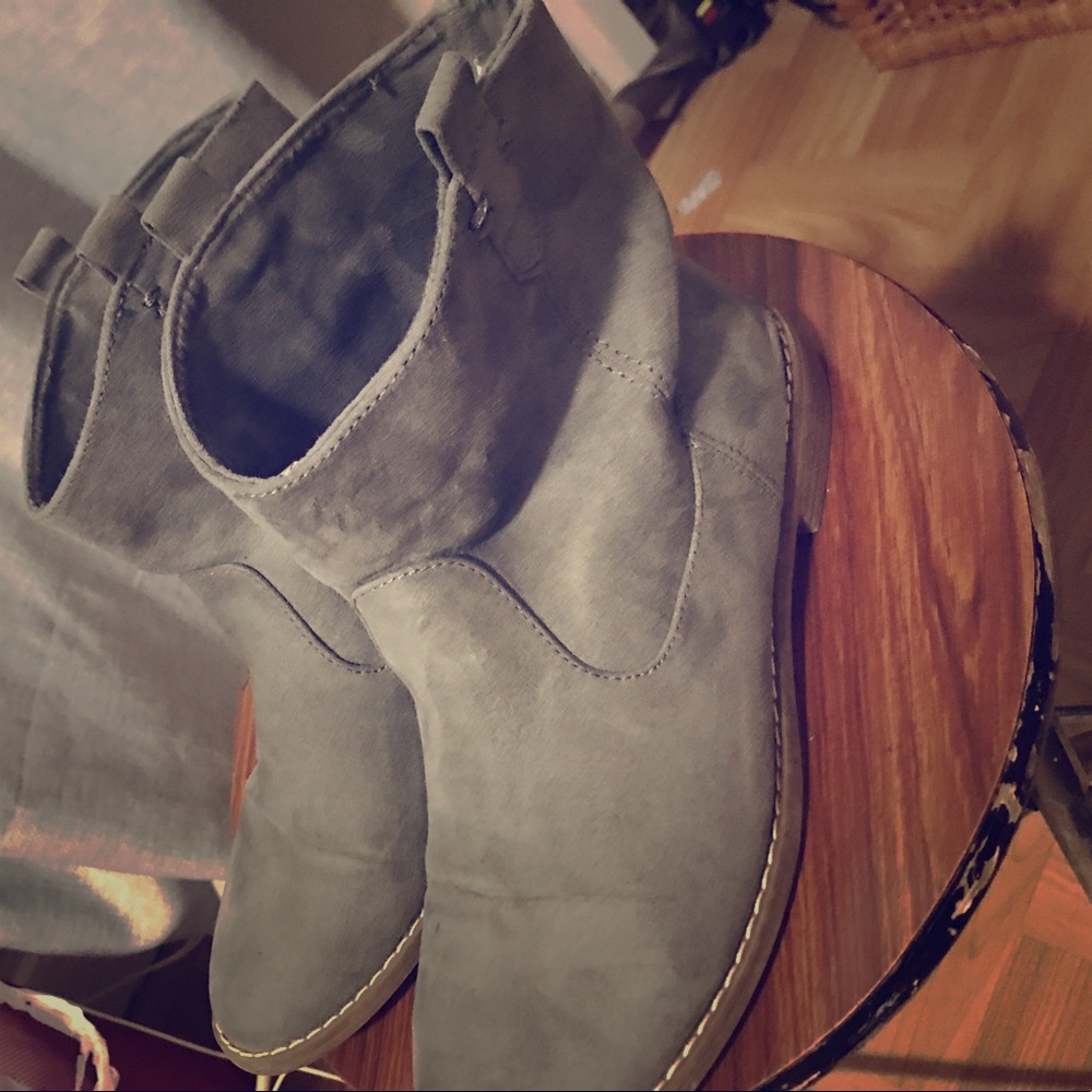Grey pull on ankle boots