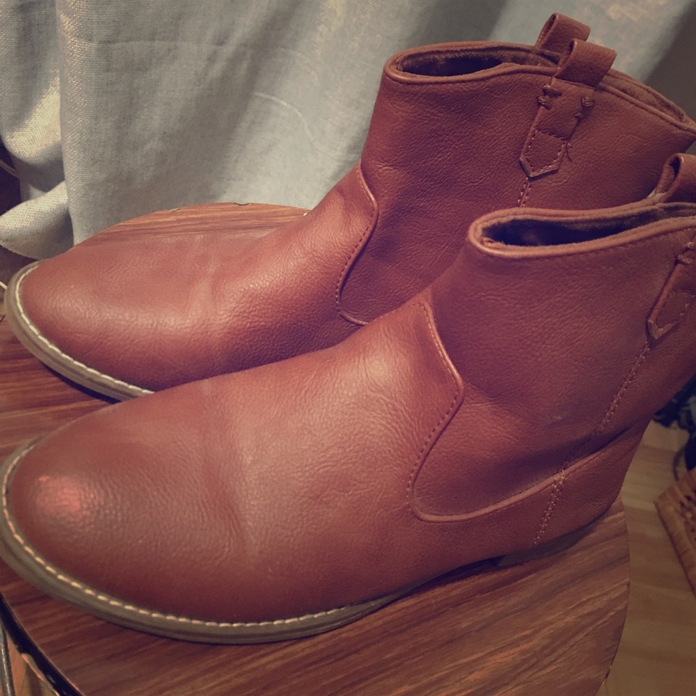 Pull on ankle bootie