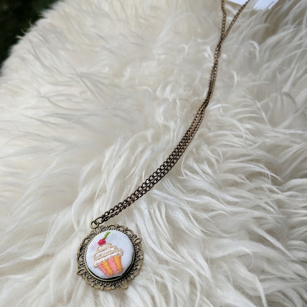 Embroidered pendant necklace - cupcake