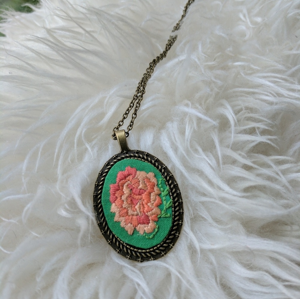 Embroidered pendant necklace - geometric flower