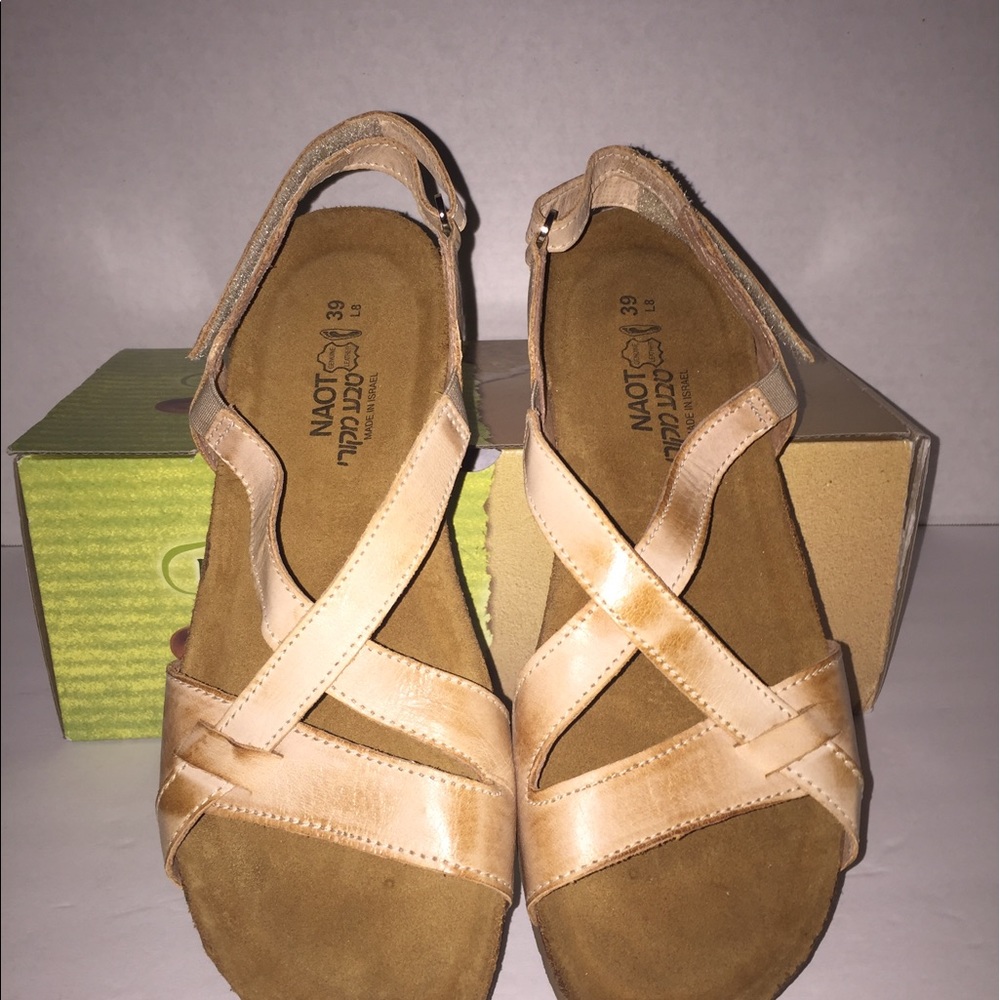 Women sandal size 8 narrow, made for comfort.