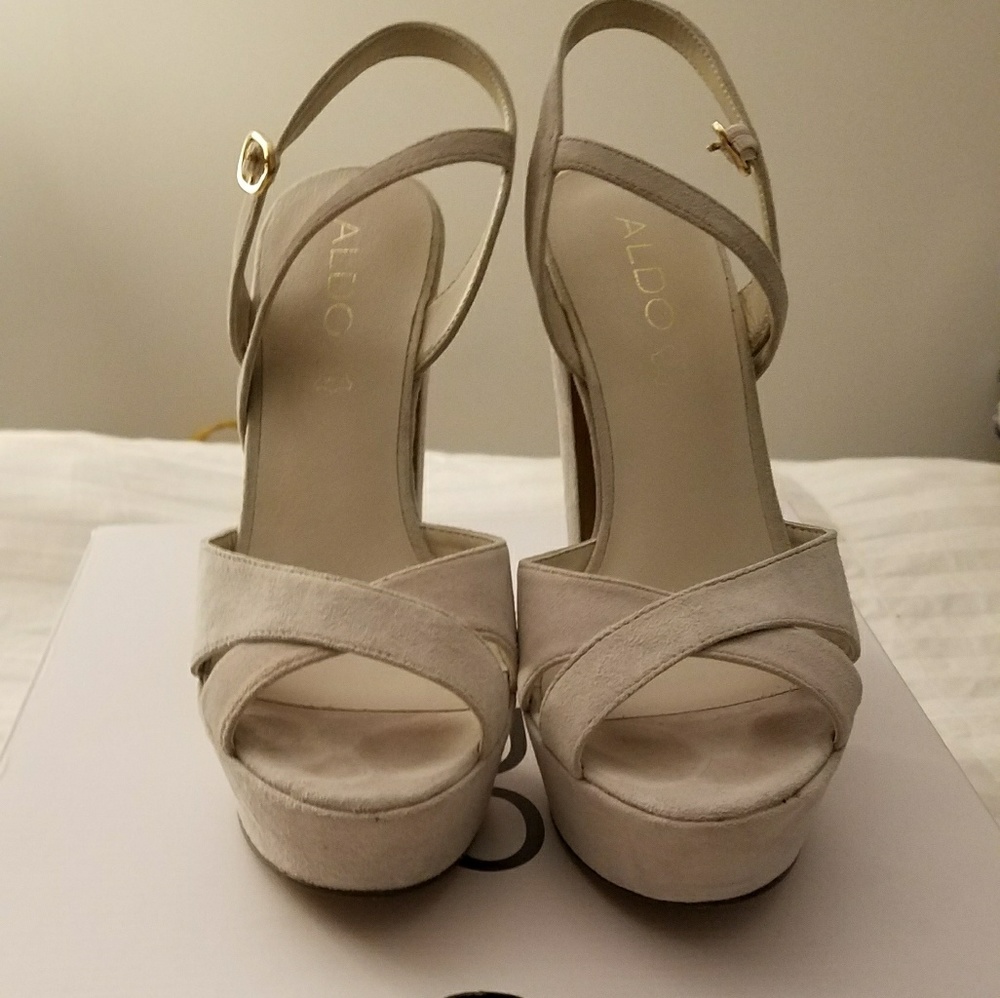 **CLOSET CLEAR OUT SALE!*Gray suede platform heels