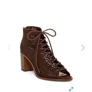 Like New VINCE CAMUTO Tulina Lace Up Booties