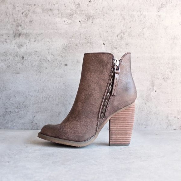 NIB Chic High Heel Western Ankle Bootie - Picture 3 of 5