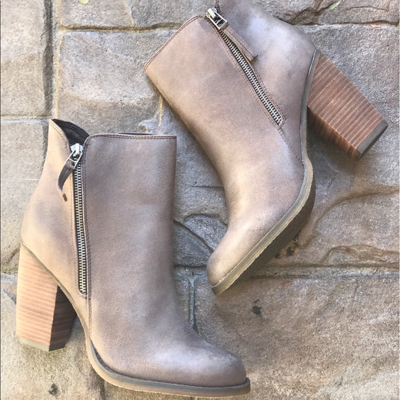 NIB Chic High Heel Western Ankle Bootie - Picture 4 of 5