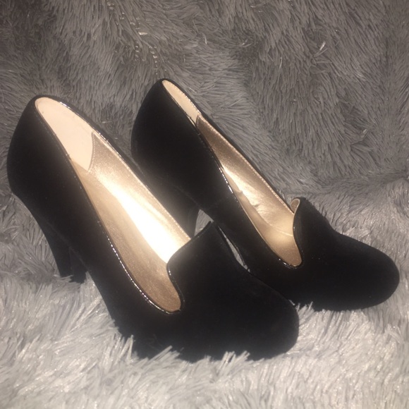 ‼️✨black suede closed toe heel ON SALE NOW✨‼️ - Picture 1 of 3