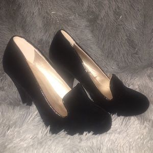 ‼️✨black suede closed toe heel ON SALE NOW✨‼️