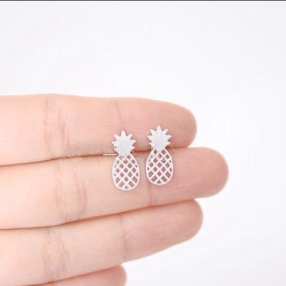 Dainty 14k gold pineapple earrings NEW - Picture 3 of 4