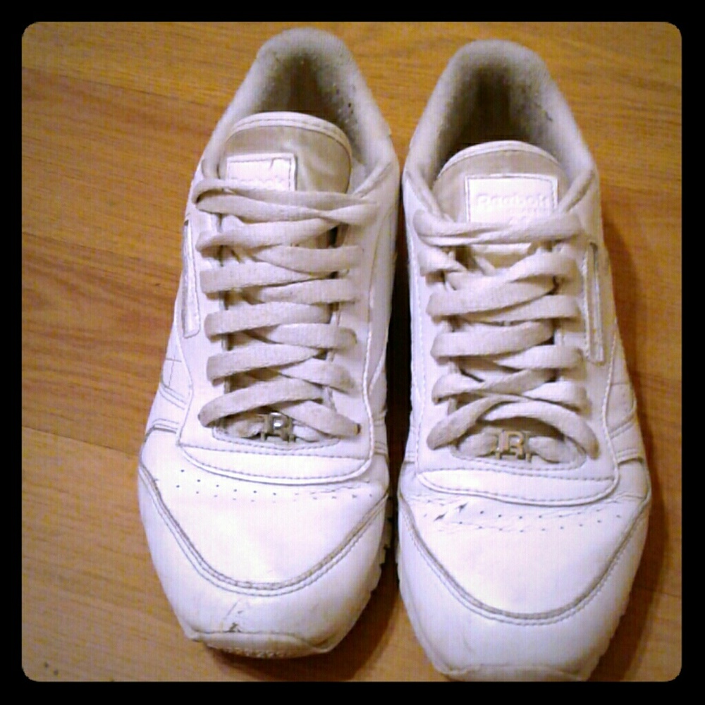 White Reebok tennis shoes