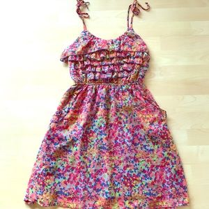 Beautiful, bright colors dress with pockets!