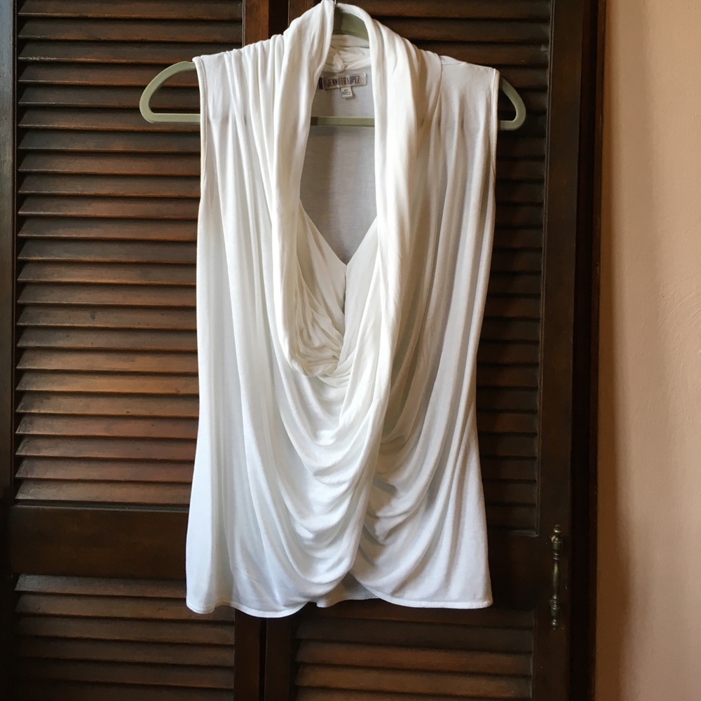 Jennifer Lopez flattering white swing tank