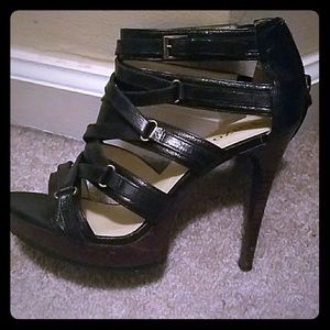 4in wood heel with leather Straps. Good condition.