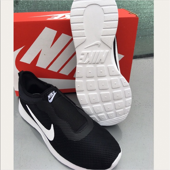 New Nike Slip On Sneaker for Women. Tanjun - Picture 3 of 4