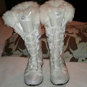 Nike White and Silver NWOT Fur Lined Snow Boots