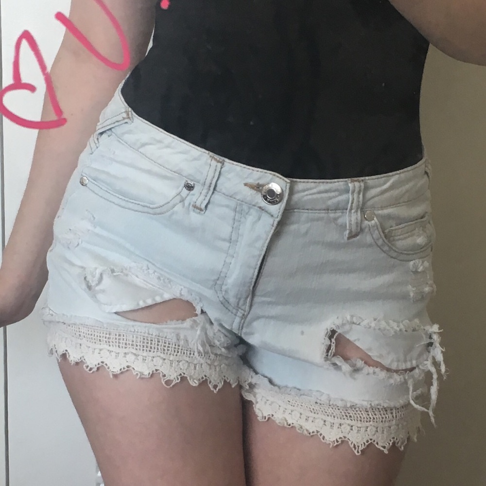 High waisted destroyed shorts