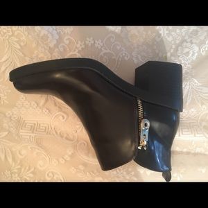 Ankle boots in black and wine