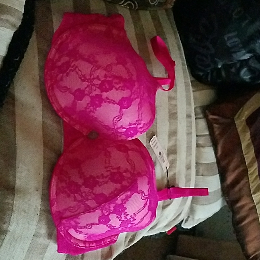2 vs bras never worn didn't fit. (One NWT one NWOT