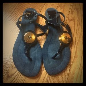 Tory Burch navy patent flat sandals w/gold details