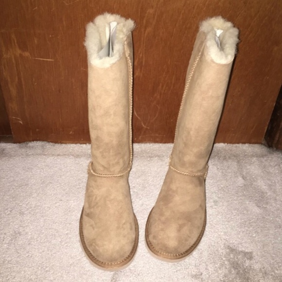 Bailey Bow Uggs - Picture 2 of 3