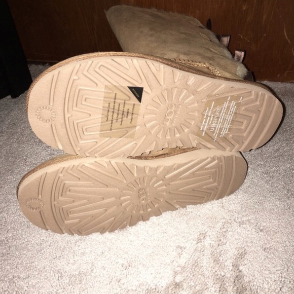 Bailey Bow Uggs - Picture 3 of 3